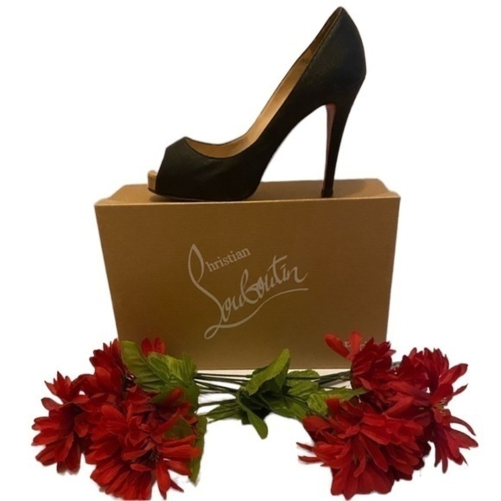 Christian Louboutin  Very Prive heels